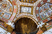 Mantova, Palazzo Te - Camera delle Aquile. Bassorilievo raffigurante Mercurio dinanzi a Giove, Giunone e Nettuno (angolo sud-ovest). 